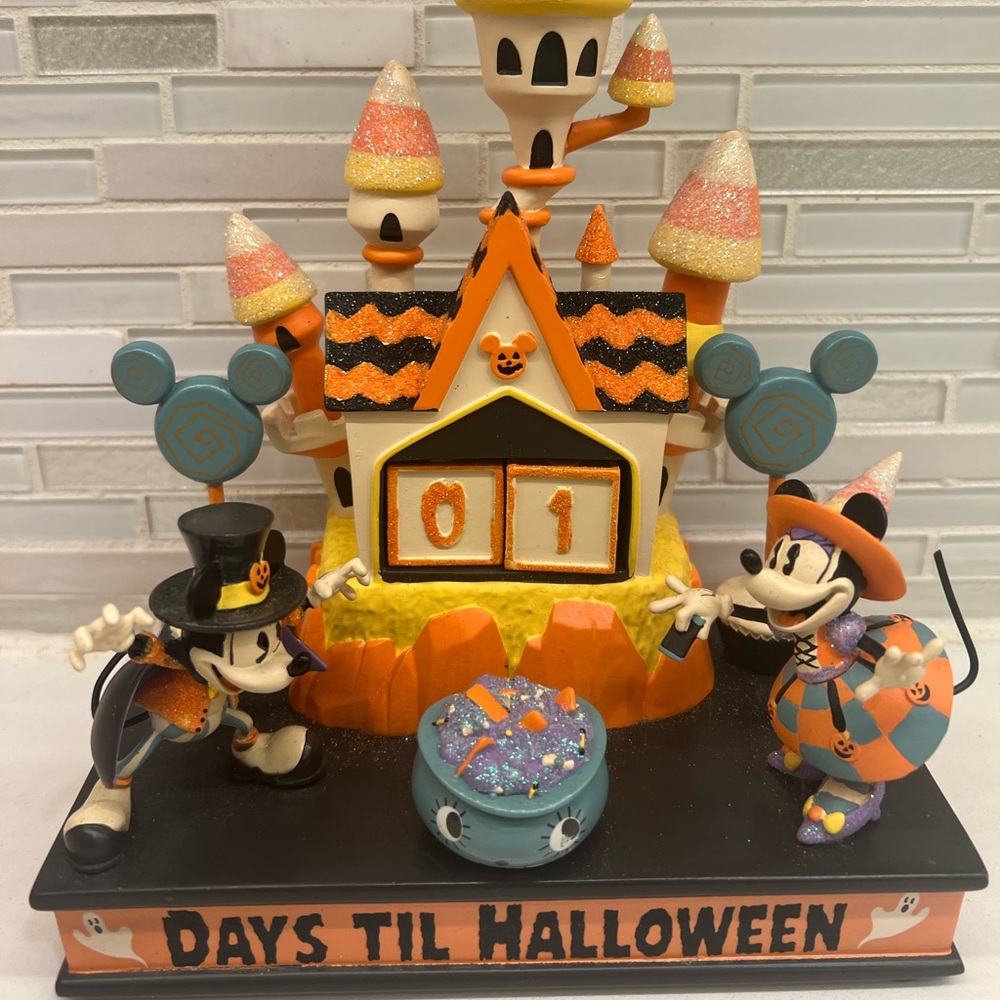 Mickey and Minnie Halloween countdown 2020.  Perfect conditions
